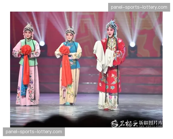 新疆主场播放短片致敬可兰白克，后者现场观赛动情落泪