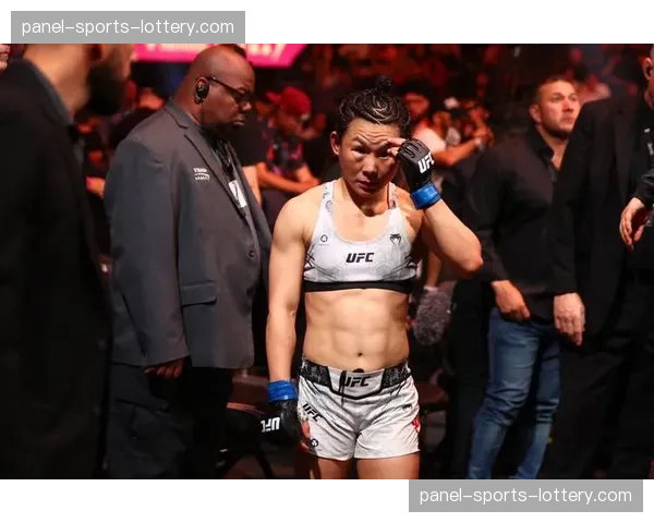 UFC 300联合主赛瞬间:张伟丽裸绞降伏苏亚雷斯,成功卫冕草量级金腰带 UFC 300联合主赛瞬间:张伟丽裸绞降伏苏亚雷斯,成功卫冕草量级金腰带